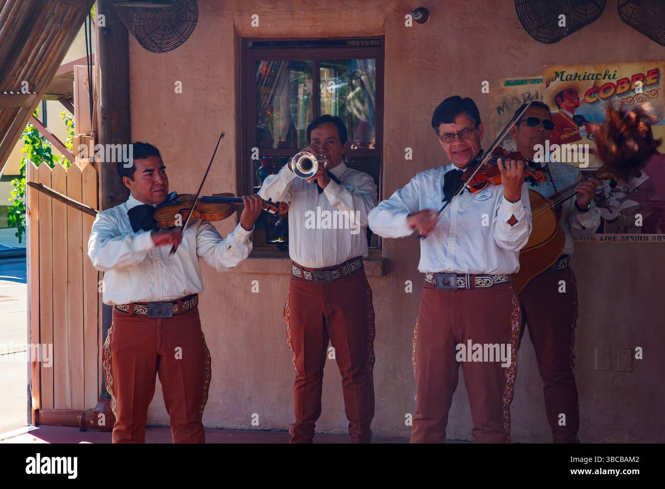 Un gruppo di musicisti Mariachi che suonano chitarre e violini al Mexico Pavillon, al parco divertimenti Epcot, Disney World, Orlando, Florida. Foto Stock