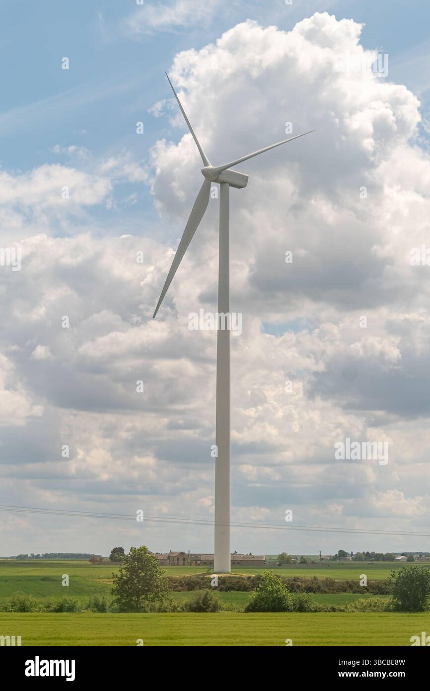 Turbine eoliche nel paesaggio rurale Foto Stock