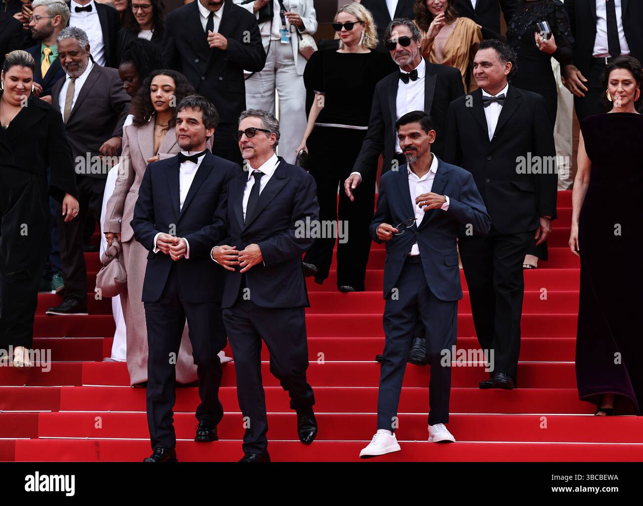 Cannes, Francia. 18 maggio 2025. Il regista brasiliano Kleber Mendonca Filho (fronte C), l'attore e produttore brasiliano Wagner Moura (fronte L) e i membri del cast partono dopo la proiezione del film "l'agente segreto" alla 78a edizione del Festival di Cannes a Cannes, Francia meridionale, il 18 maggio 2025. Crediti: Gao Jing/Xinhua/Alamy Live News Foto Stock