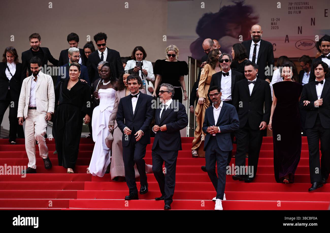 Cannes, Francia. 18 maggio 2025. Il regista brasiliano Kleber Mendonca Filho (fronte C), l'attore e produttore brasiliano Wagner Moura (fronte L) e i membri del cast partono dopo la proiezione del film "l'agente segreto" alla 78a edizione del Festival di Cannes a Cannes, Francia meridionale, il 18 maggio 2025. Crediti: Gao Jing/Xinhua/Alamy Live News Foto Stock