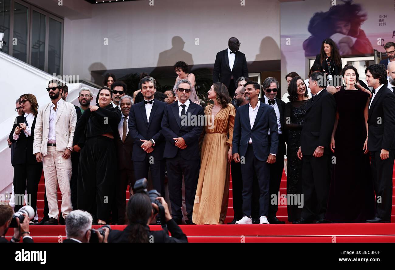 Cannes, Francia. 18 maggio 2025. Il regista brasiliano Kleber Mendonca Filho (davanti 5° L), l'attore e produttore brasiliano Wagner Moura (davanti 4° L) e i membri del cast partono dopo la proiezione del film "l'agente segreto" alla 78° edizione del Festival di Cannes a Cannes, Francia meridionale, il 18 maggio 2025. Crediti: Gao Jing/Xinhua/Alamy Live News Foto Stock