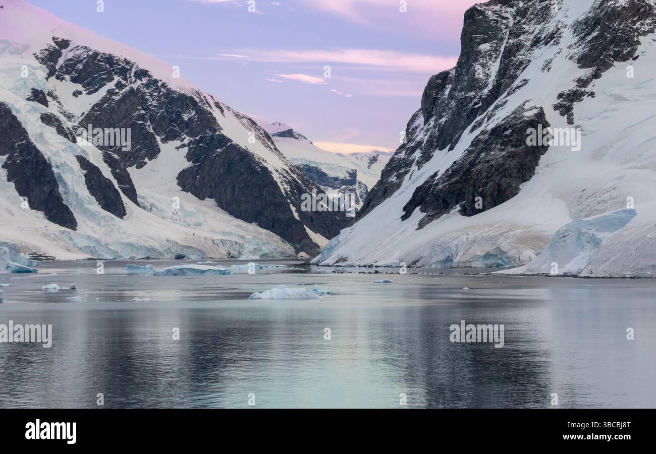 Parte del canale di Errera nella penisola antartica. Sempre più turisti stanno cercando lo splendido scenario del remoto settimo continente. Foto Stock