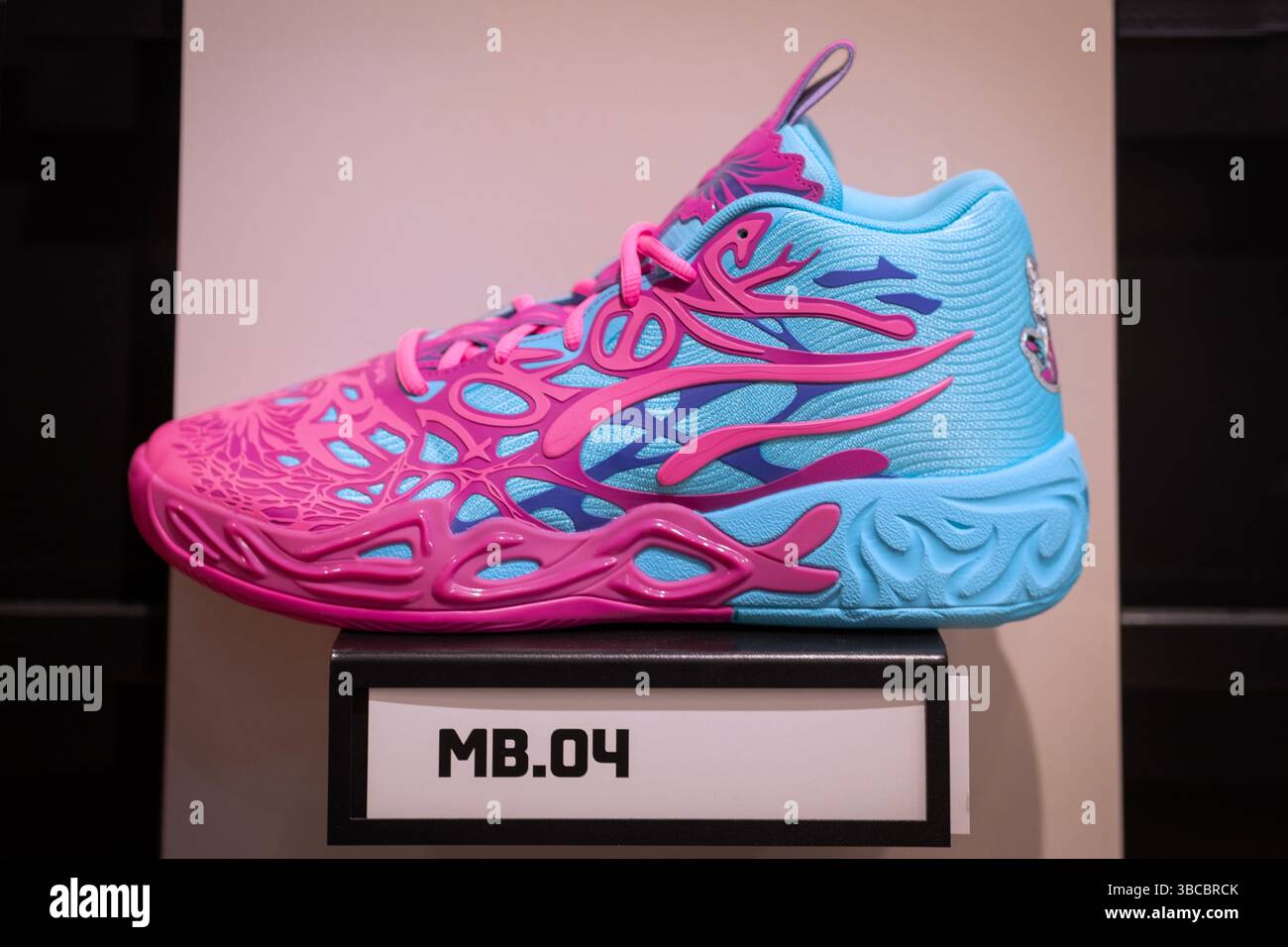Puma MB.04 Lamelo Ball sneakers in vendita presso Foot Locker nel Walt Whitman Mall a Huntington Station, Long Island, New York. Foto Stock