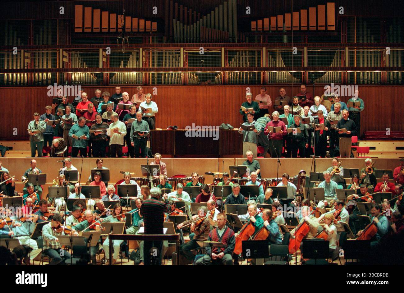 L'orchestra e il coro durante le prove per un concerto della Royal Opera di PARSIFAL alla Royal Festival Hall, Londra SE1 21/04/1998 musica e libretto: Richard Wagner direttore: Heinz Fricke Foto Stock