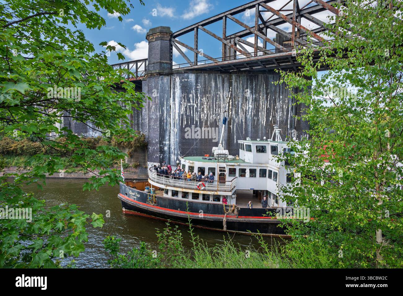 Traghetto Mersey il Royal Iris visto sul canale delle navi di Manchester con turisti in una crociera sui canali explorer da Liverpool. Foto alle serrature di Latchford Foto Stock