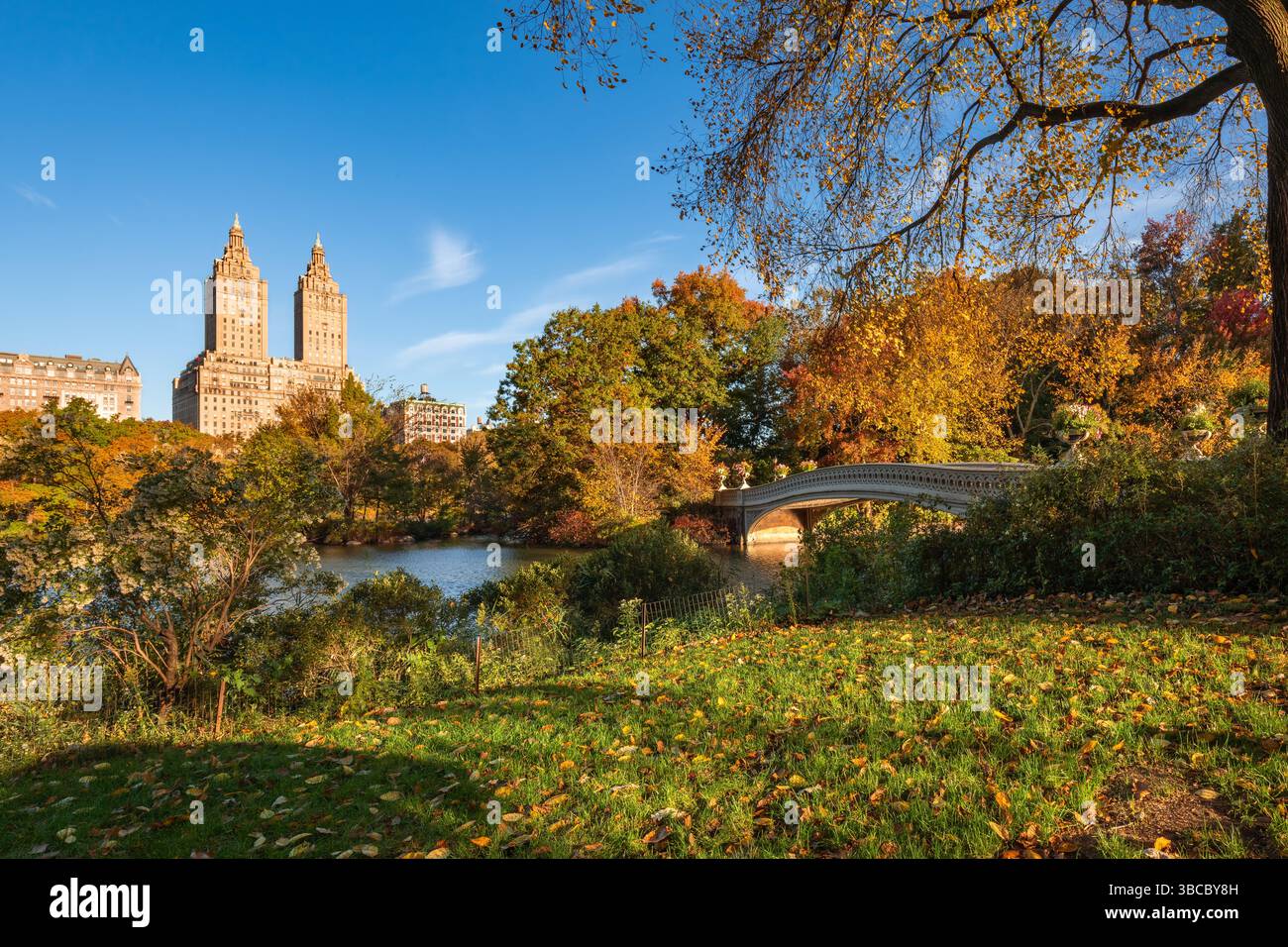 Central Park Lake la mattina d'autunno e il Bow Bridge. Fall foliage e Central Park West Historic District of Upper West Side di Manhattan. New York Foto Stock