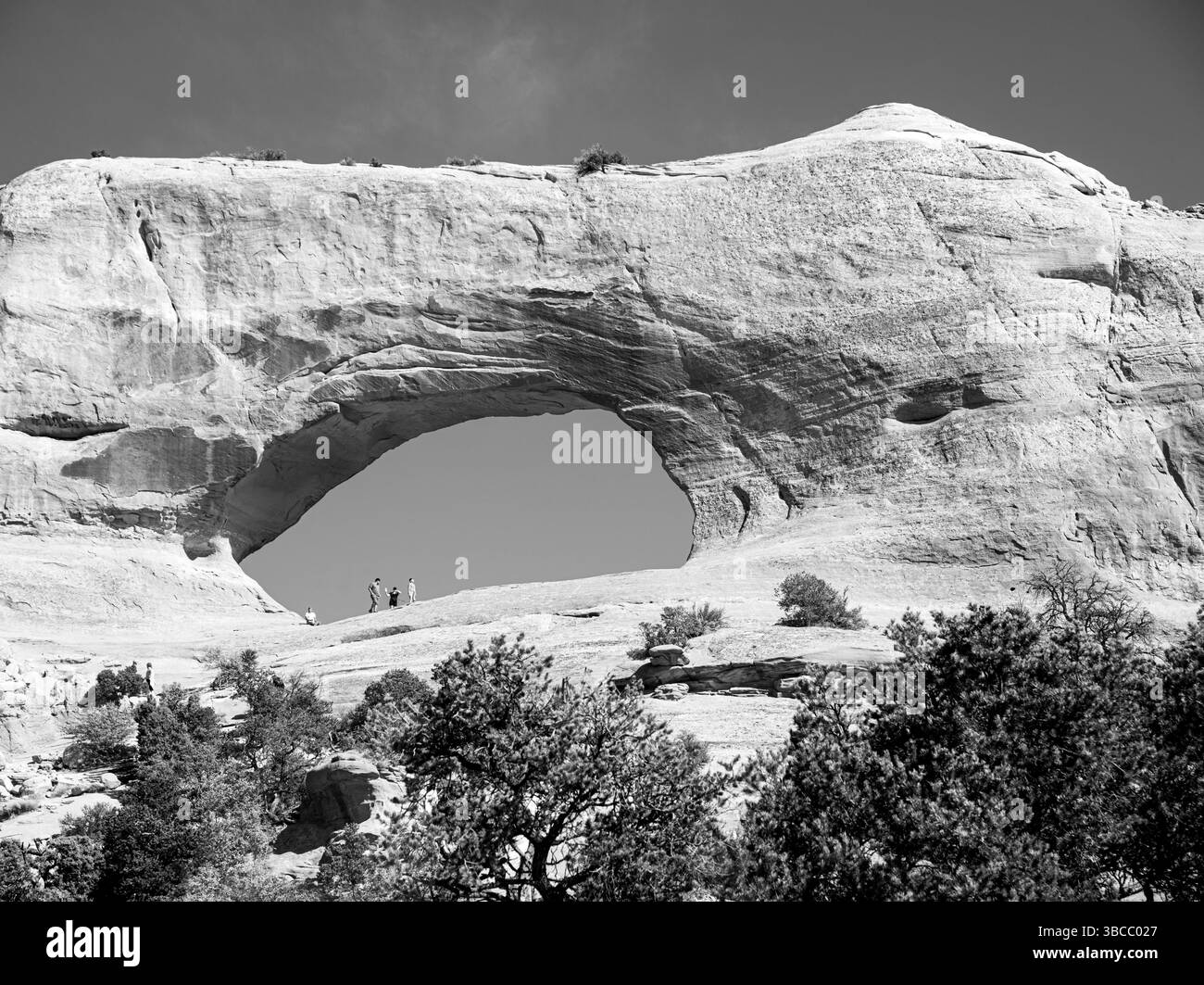 Grazie al facile accesso all'autostrada 191, Wilson Arch offre una vista mozzafiato nello Utah meridionale. Foto Stock