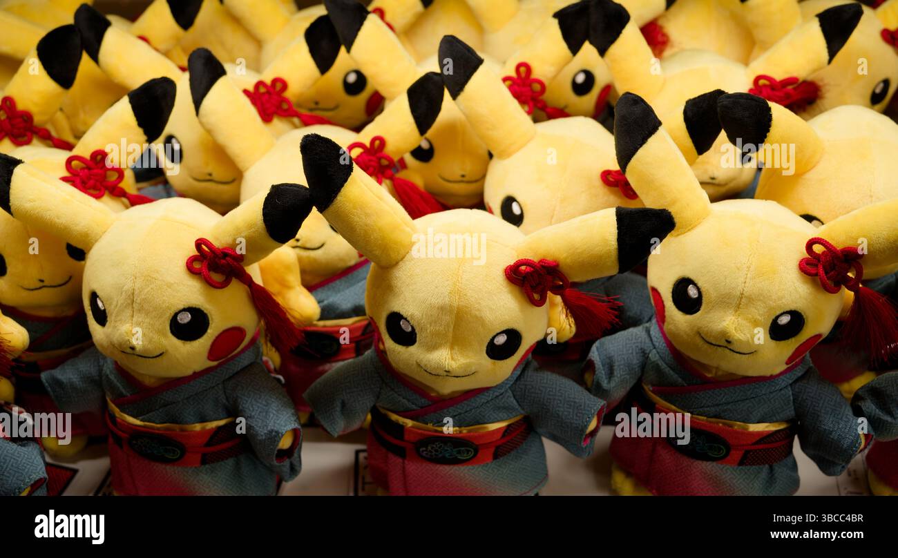 Allegra folla di kimono Pikachu plushies della mostra Pokémon x Kogei Foto Stock