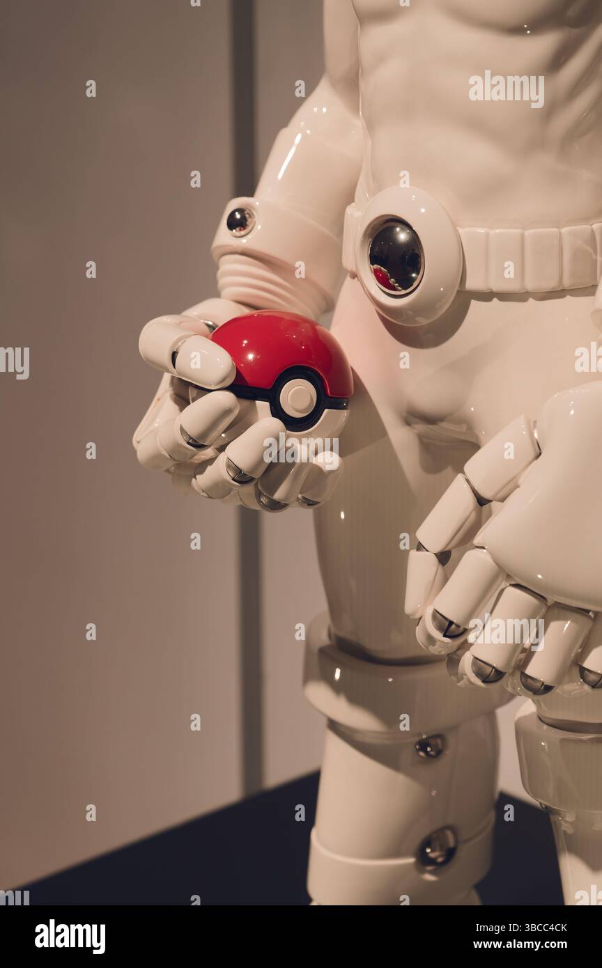 Primo piano di un futuristico personaggio in ceramica con una Poké Ball, presentato alla mostra Pokémon x Kogei Foto Stock