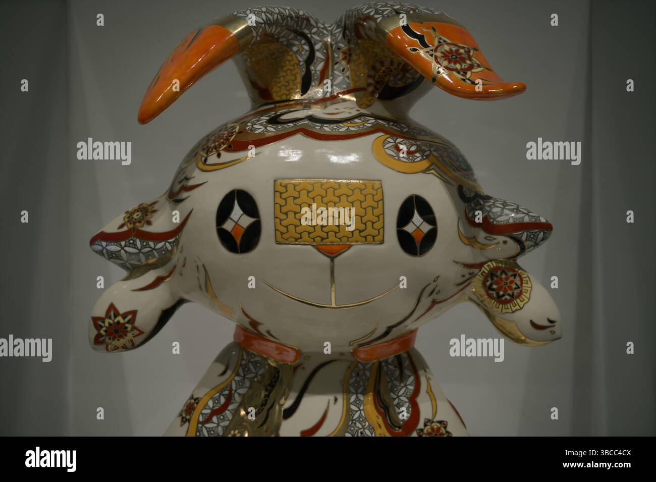 Pezzo di ceramica di Scorbunny adornato con motivi giapponesi ornati, presentato alla mostra Pokémon x Kogei Foto Stock
