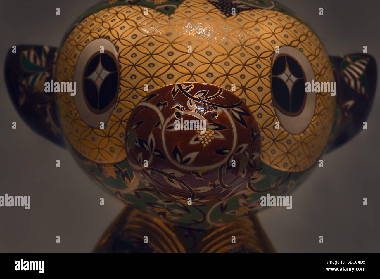 Scultura Grookey con smalti intricati alla mostra Pokémon x Kogei Foto Stock