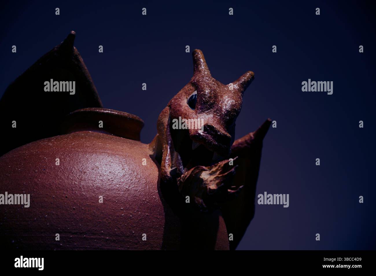 Charizard è stata reinventata come un feroce vaso in ceramica alla mostra Pokémon x Kogei Foto Stock