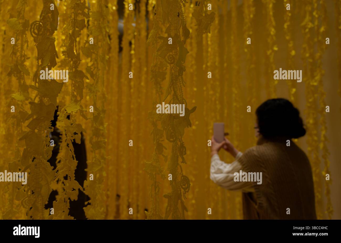 Immersi in un labirinto dorato di fili Pikachu alla mostra Pokémon x Kogei Foto Stock