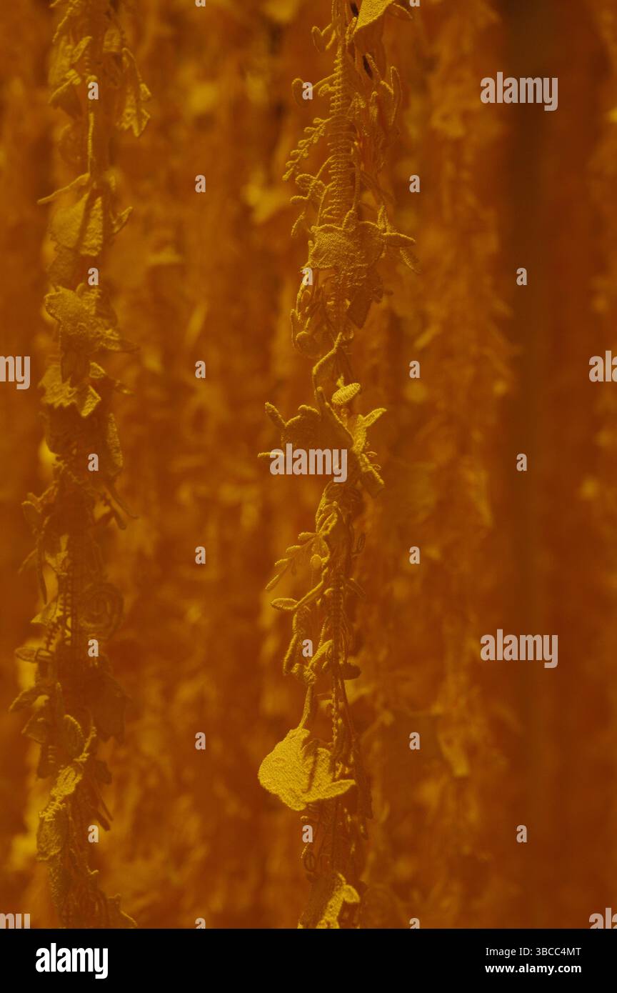 Fili morbidi di silhouette Pikachu in un'installazione in tessuto monocromatico di Pokémon x Kogei Foto Stock