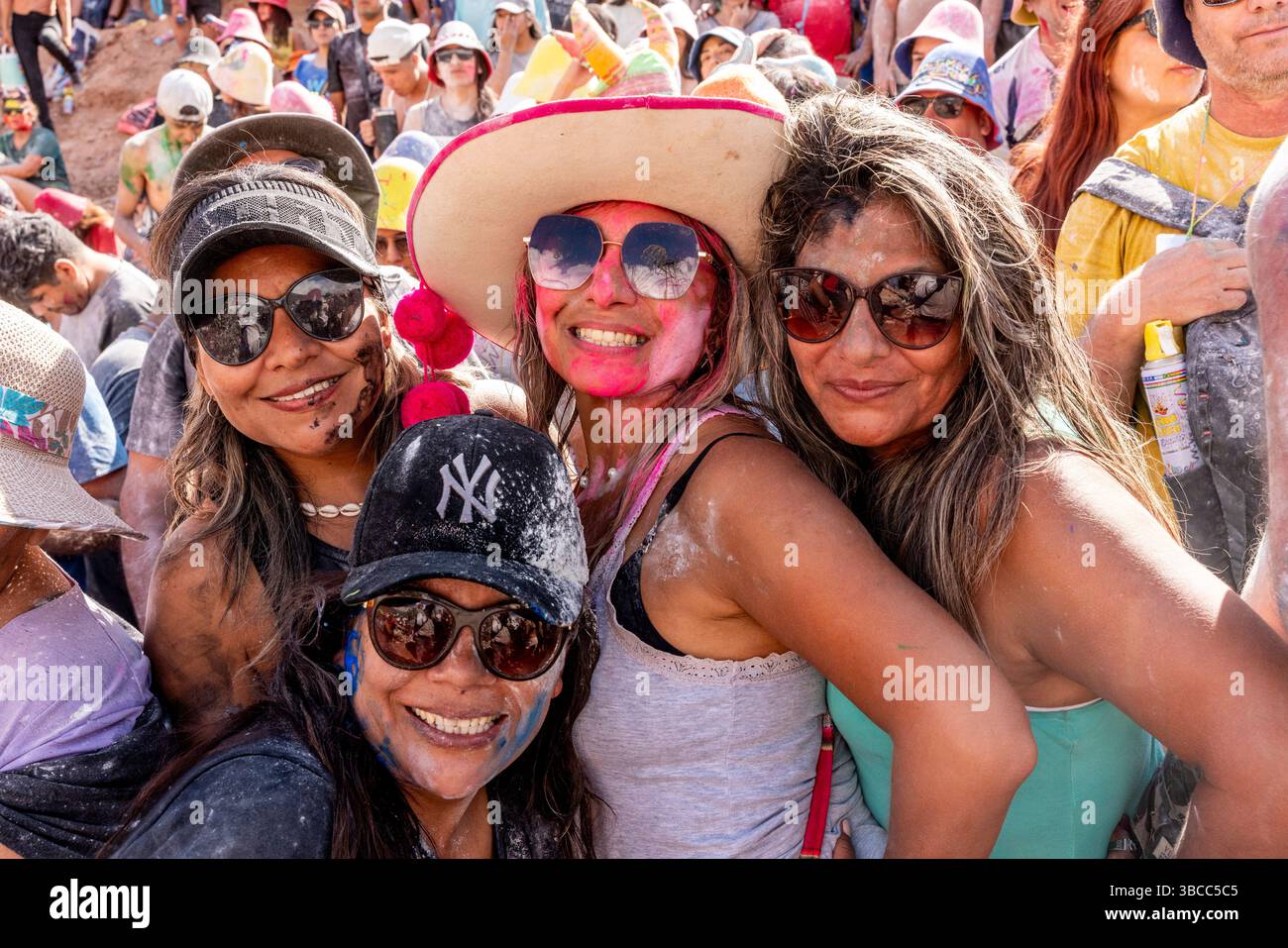 Un gruppo di attraenti Revellers al Carnevale annuale di Maimara, provincia di Jujuy, Argentina. Foto Stock