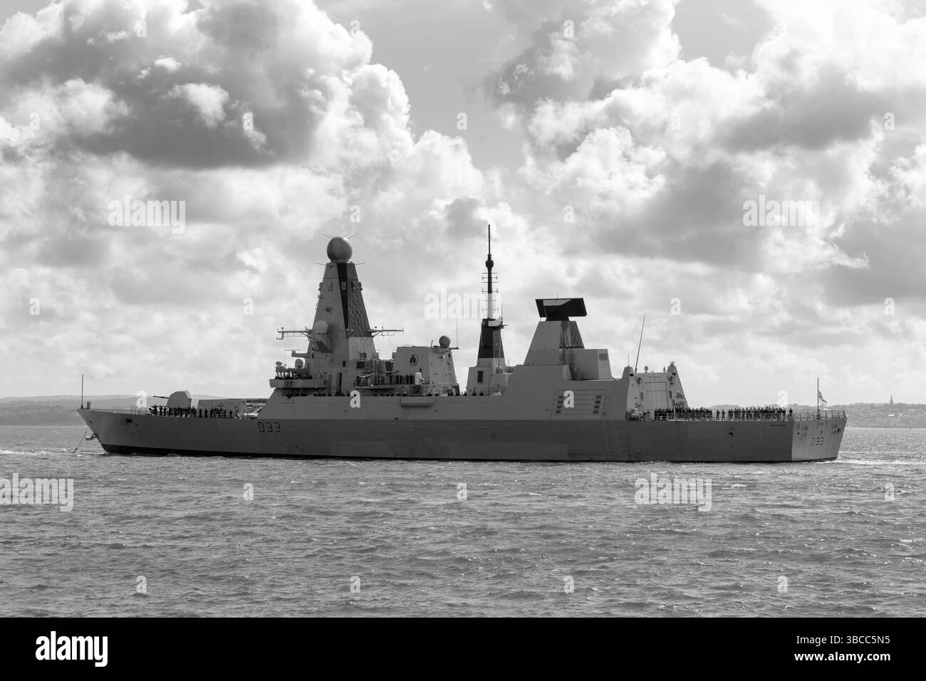 HMS Dauntless D33 Type 45 cacciatorpediniere (Daring Class) in partenza da Portsmouth il 22 aprile 2025 per un dispiegamento di 8 mesi, Portsmouth, Hampshire, Inghilterra, Regno Unito Foto Stock