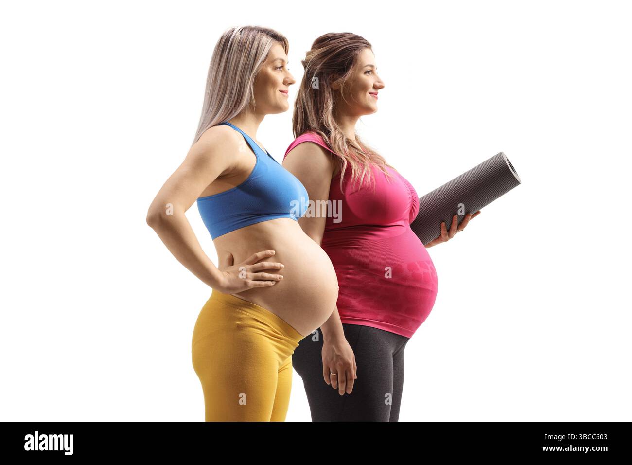 Donne incinte all'allenamento di yoga isolate su sfondo bianco Foto Stock