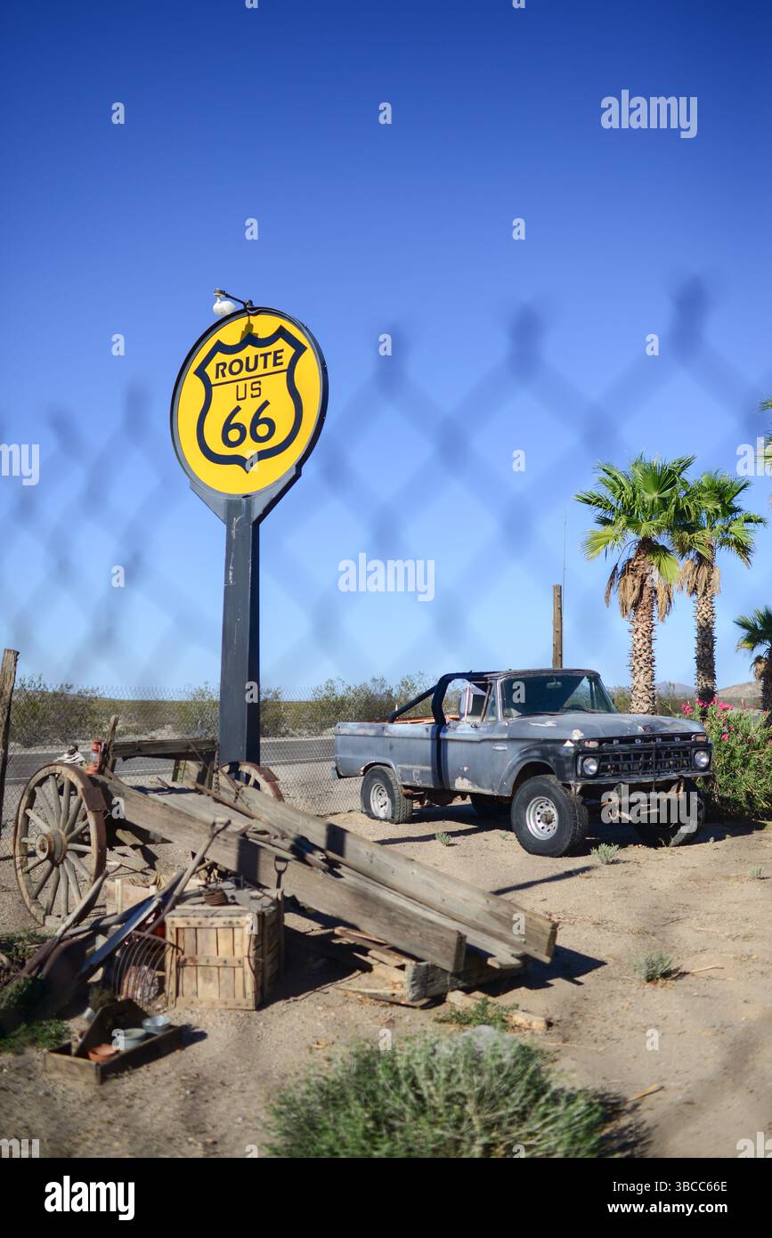 Cartello stradale della Route 66 e vecchio camion nella Najah's Desert Oasis Foto Stock