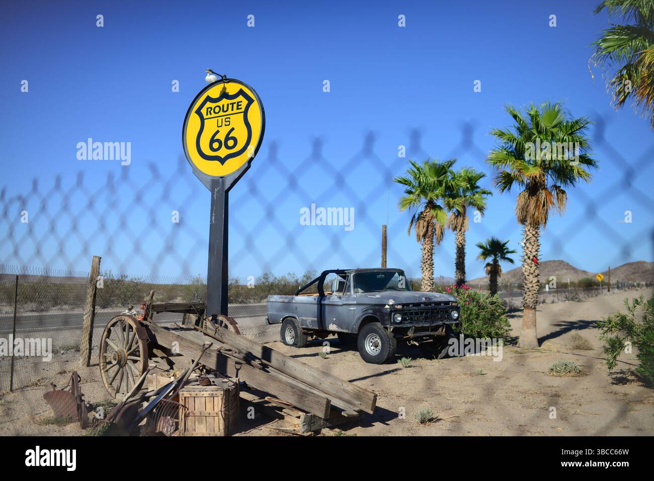 Cartello stradale della Route 66 e vecchio camion nella Najah's Desert Oasis Foto Stock