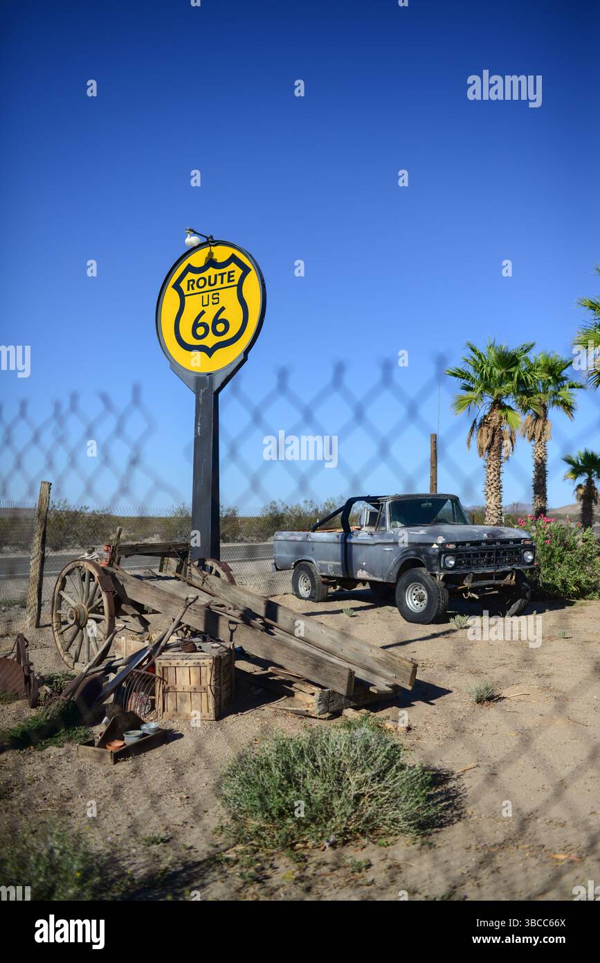 Cartello stradale della Route 66 e vecchio camion nella Najah's Desert Oasis Foto Stock