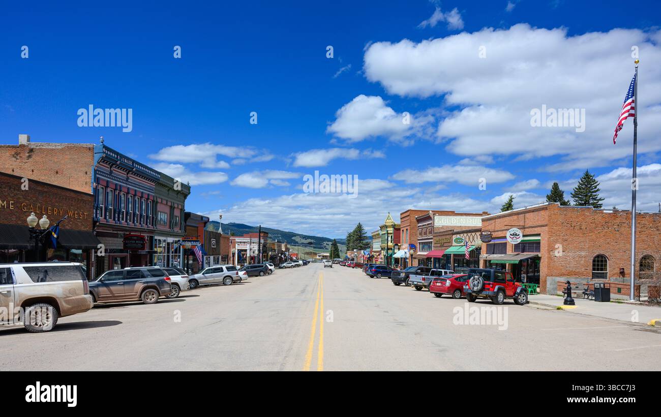 Philipsburg, MT, Stati Uniti d'America - 6 maggio 2025; vista sulla città lungo Broadway nel centro di Philipsburg con cielo blu Foto Stock