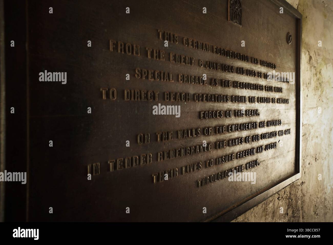 Targa commemorativa alle forze armate statunitensi coinvolte nello sbarco del D-Day della seconda guerra mondiale, Utah Beach, Normandia, Francia. Foto Stock