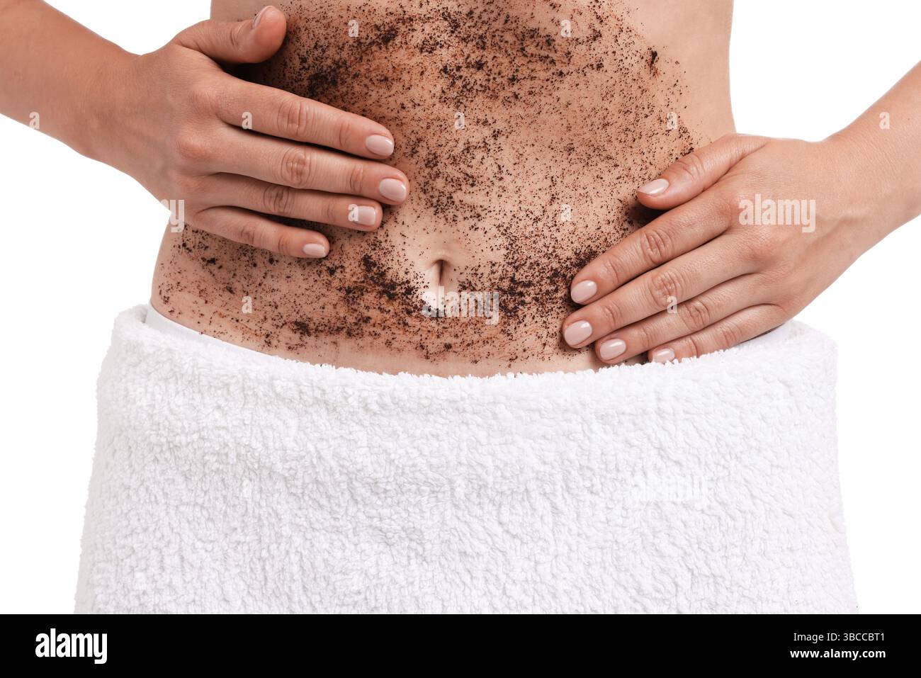 Donna che applica il body scrub sulla pancia su sfondo bianco, primo piano Foto Stock