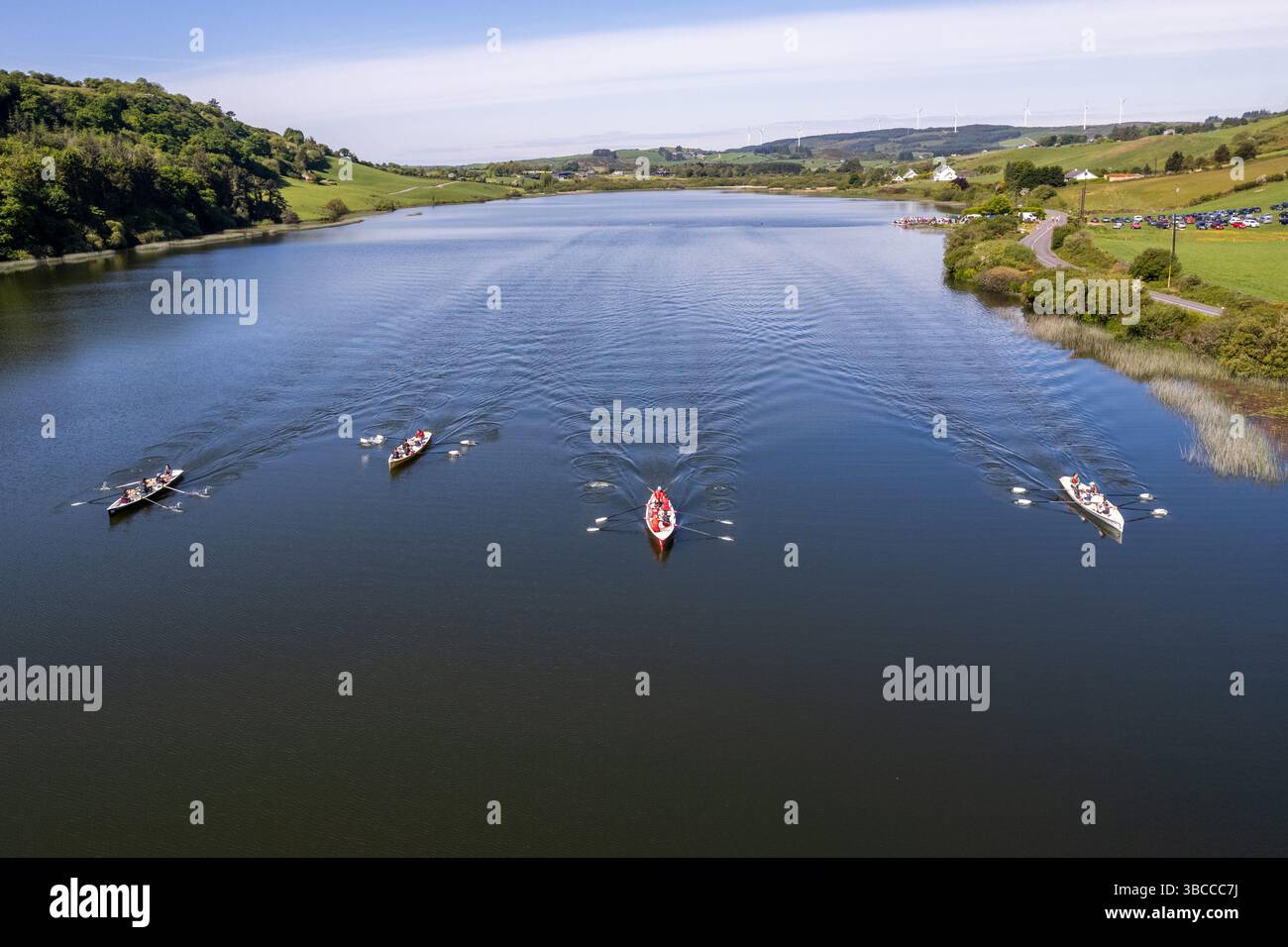 Gara di canottaggio costiera sul lago Drinagh, West Cork, Irlanda. Foto Stock