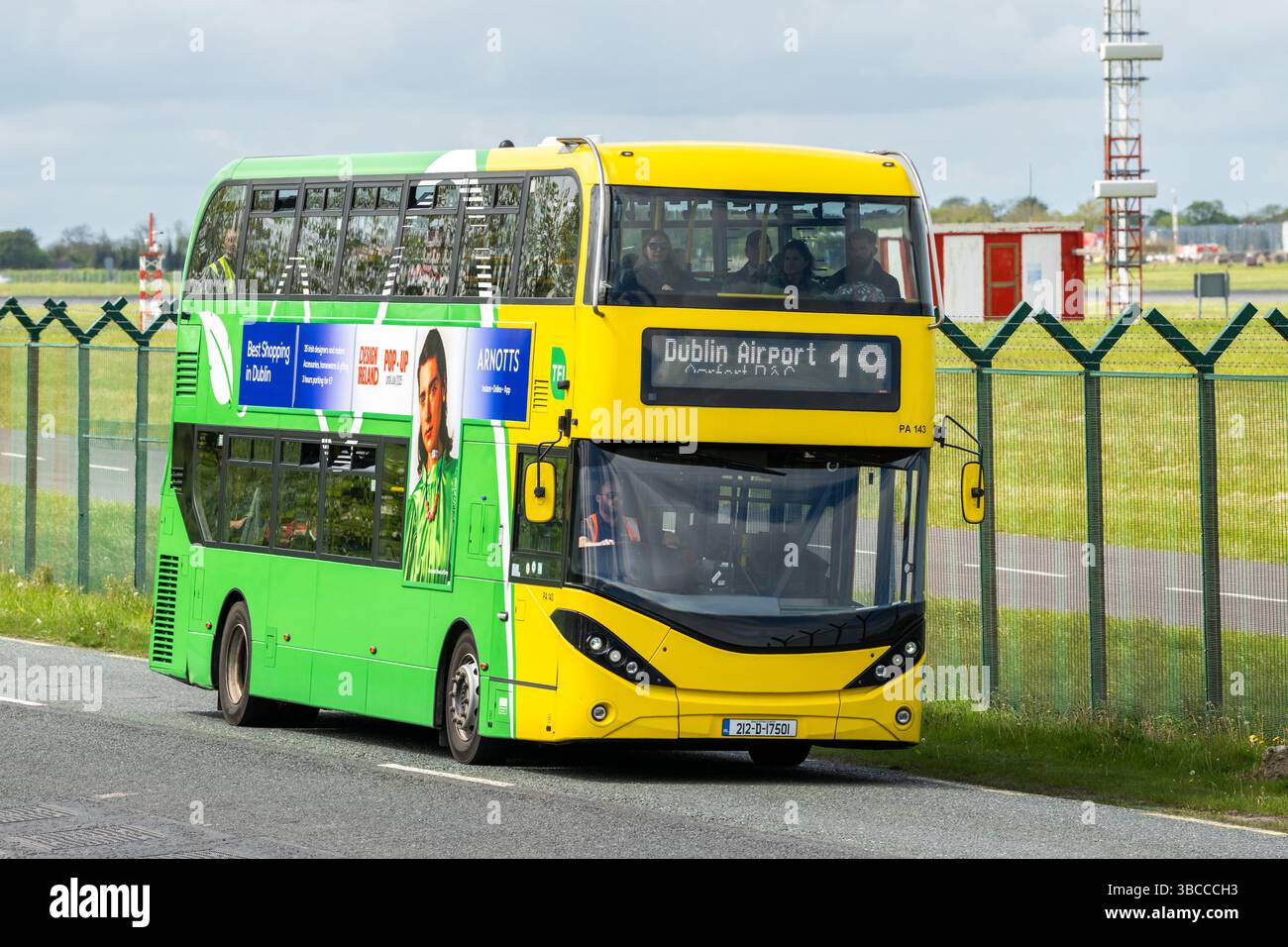 L'autobus di Dublino passa accanto all'aeroporto di Dublino, Irlanda. Foto Stock