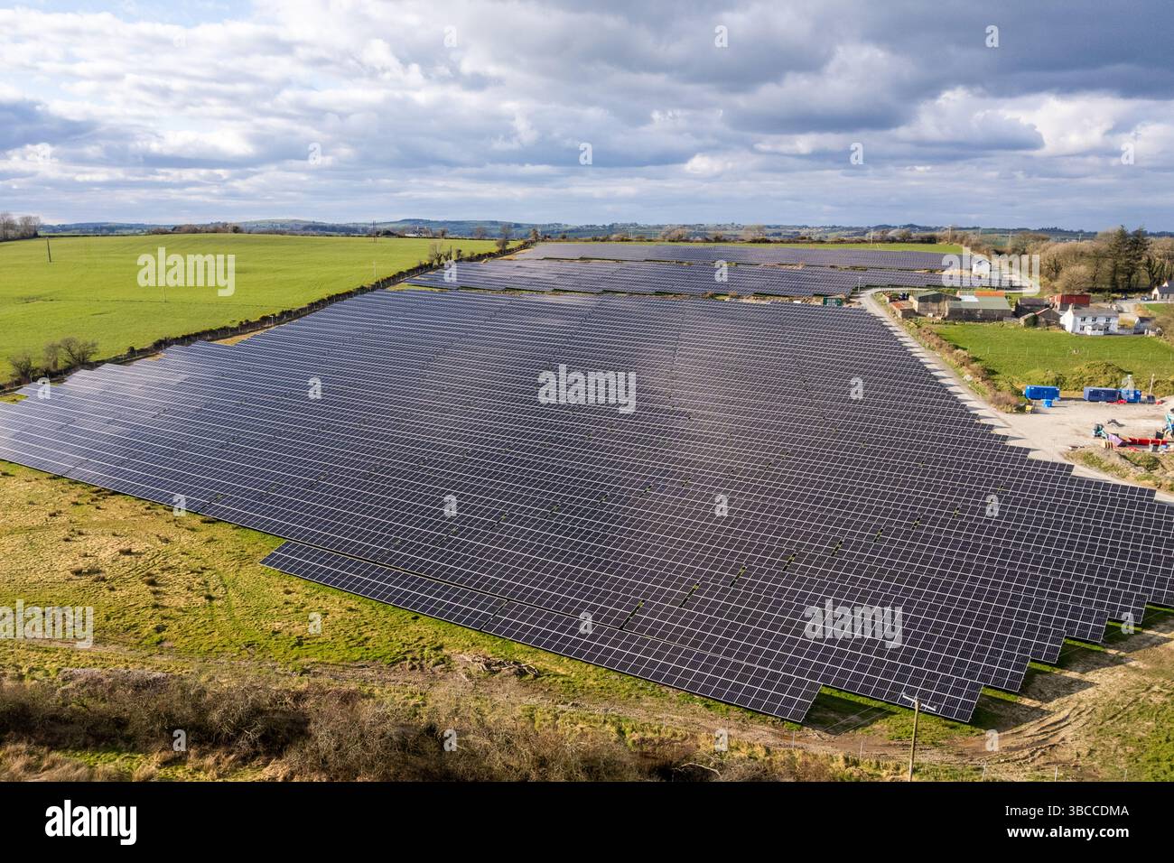 Vista aerea di una fattoria solare fuori Bandon, West Cork, Irlanda. Foto Stock