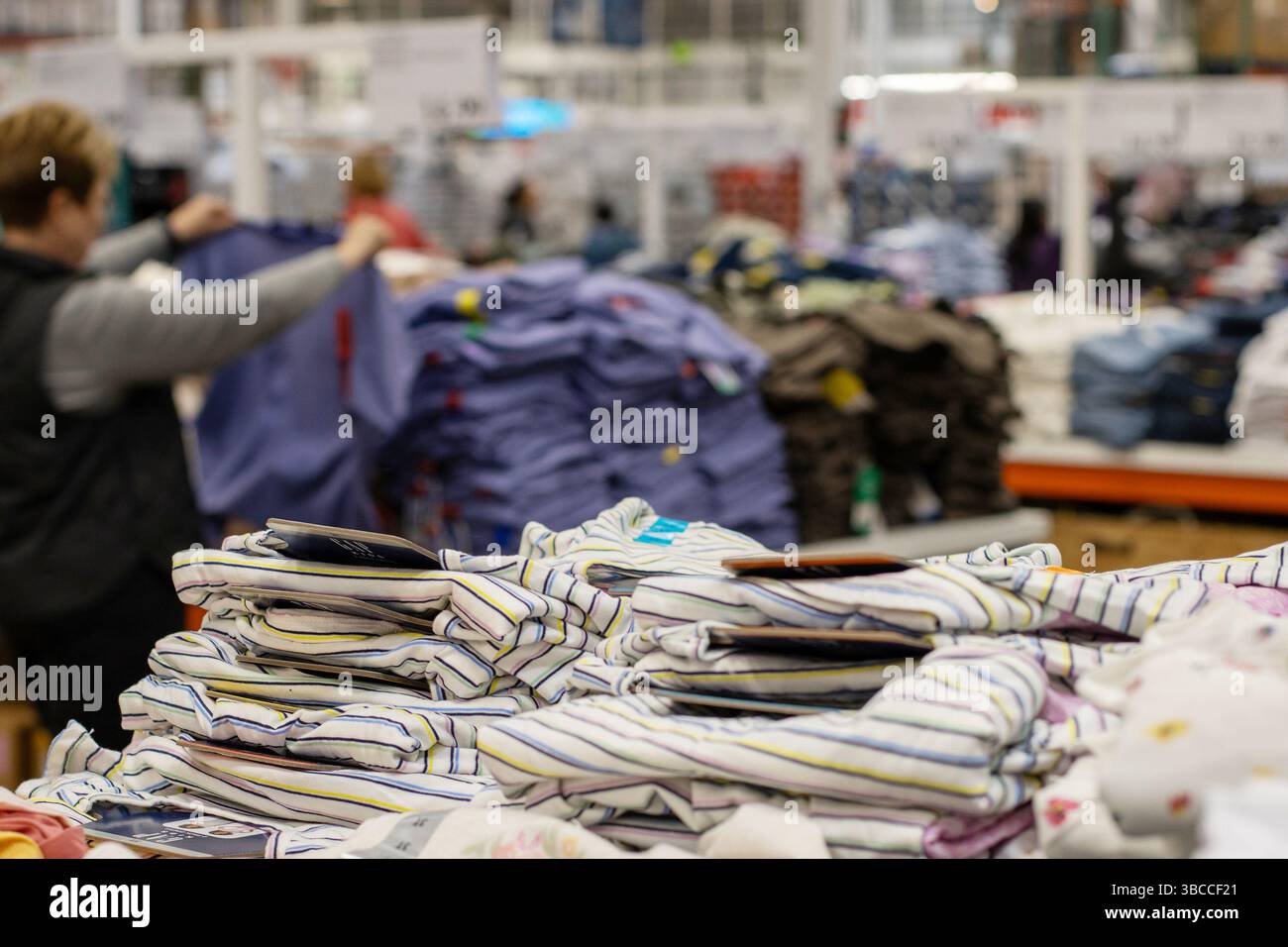 La sezione abbigliamento in un negozio Costco a Tigard, Oregon. Costco Wholesale Corp. Gestisce una catena di negozi al dettaglio di club di magazzini riservati ai soci. Foto Stock