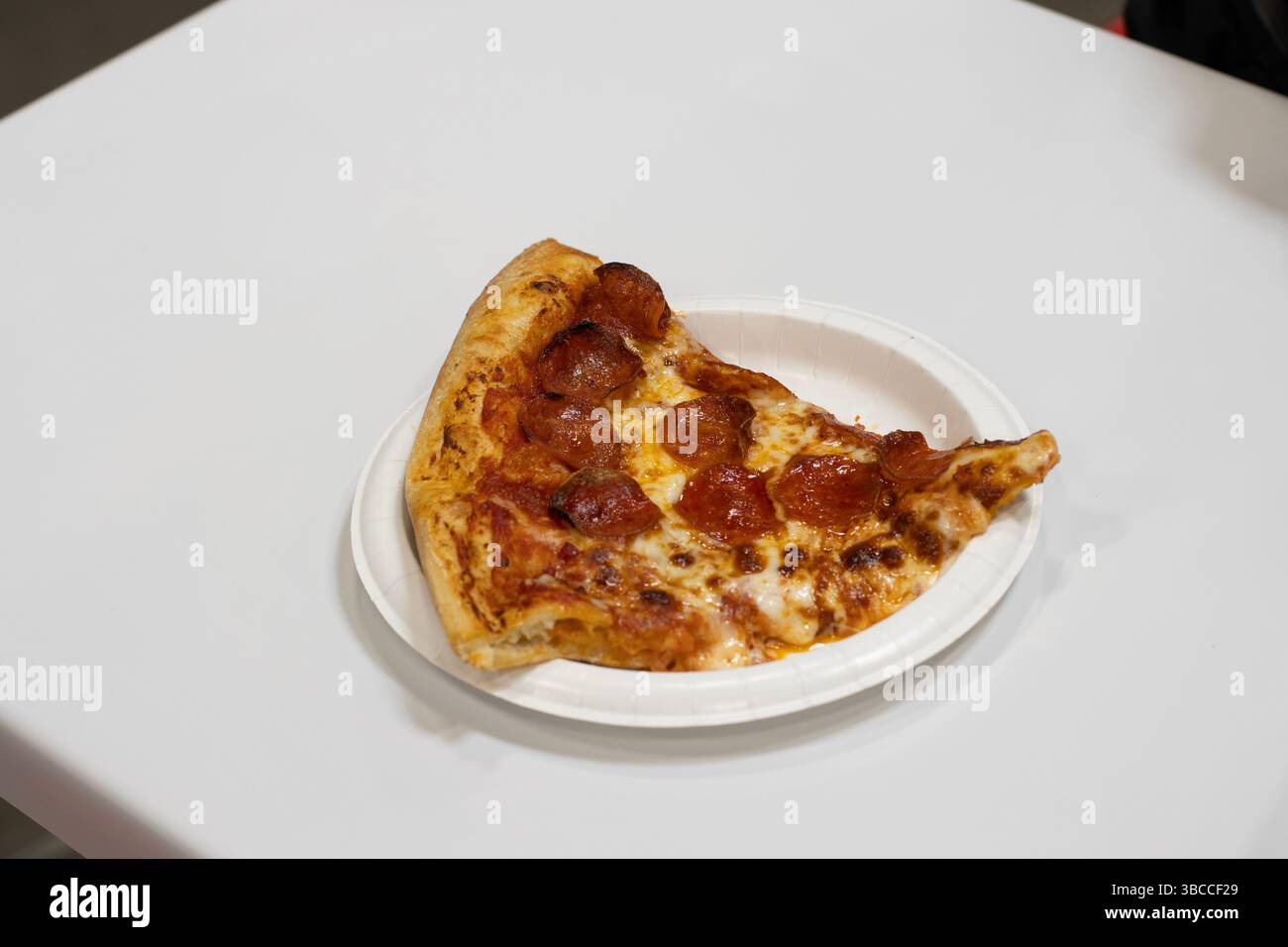 Una fetta di pizza al peperoni sul tavolo in un'area ristoro Costco a Tigard, Oregon. Foto Stock