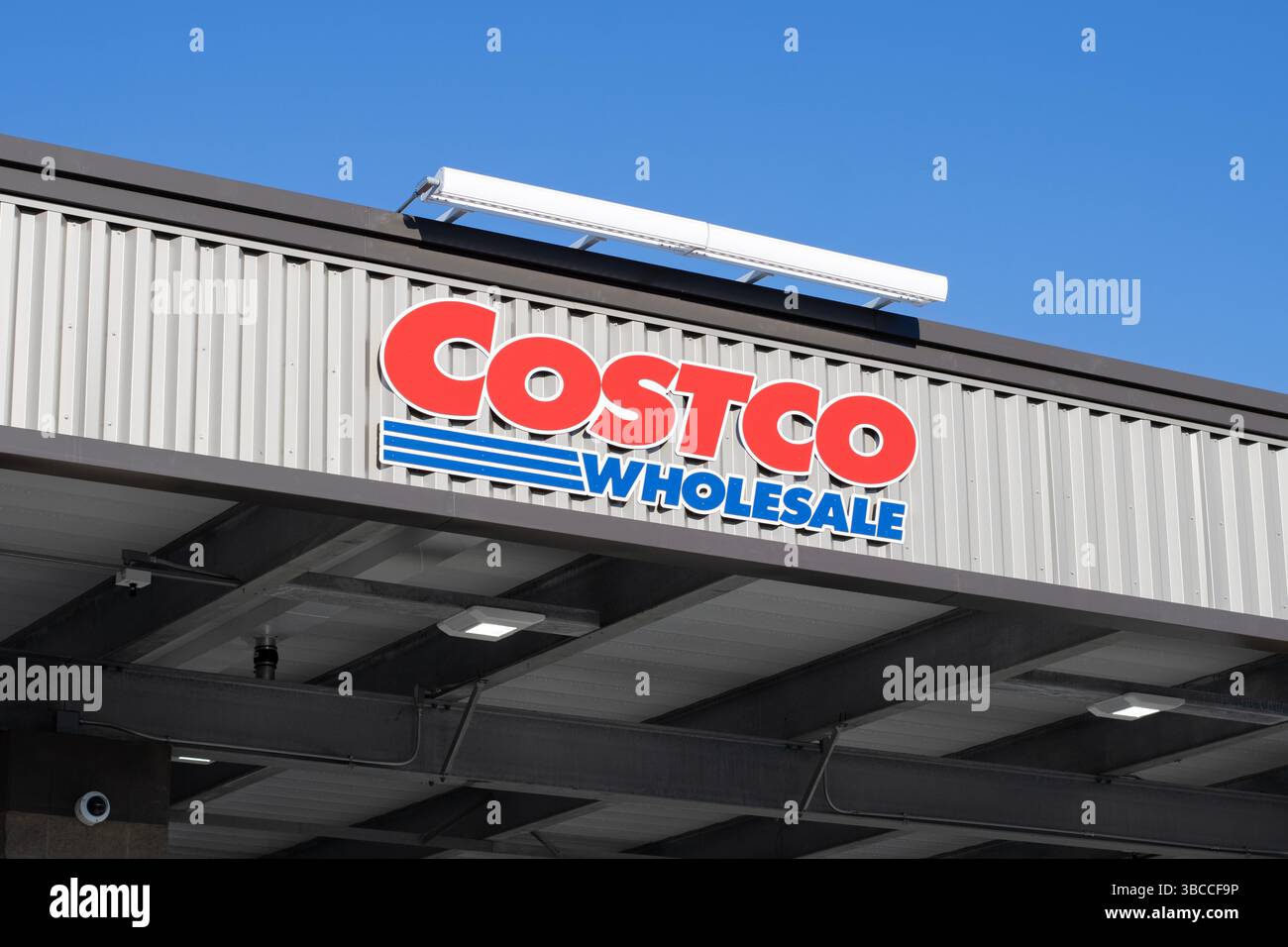 Il logo Costco è visibile in una stazione di servizio Costco di nuova apertura a Ridgefield, Washington. Foto Stock