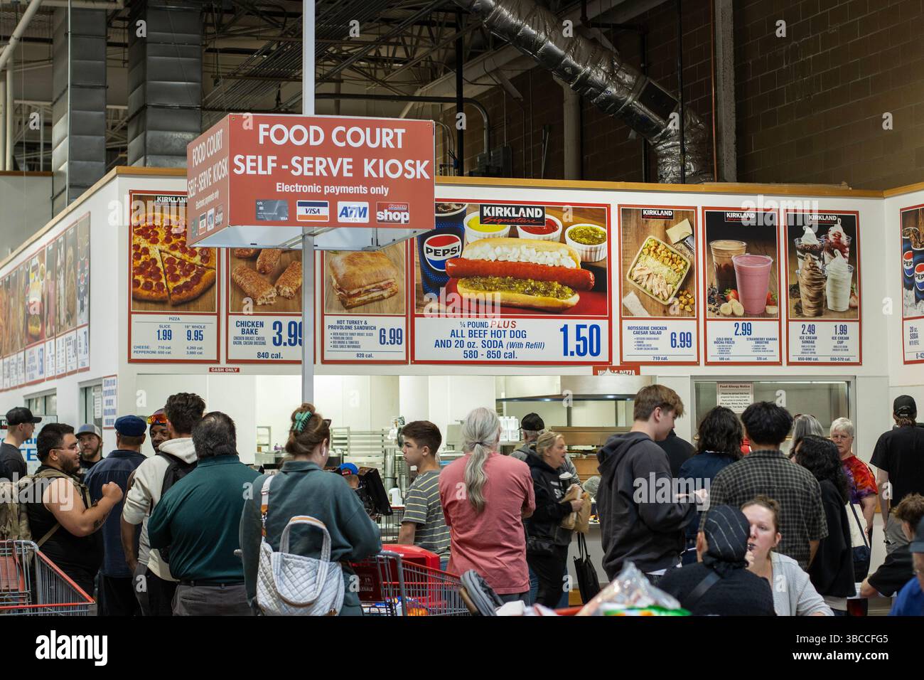 I clienti attendono di ritirare i loro ordini presso il Costco Food Court di Wilsonville, Oregon, durante l'ora più trafficata della giornata. Foto Stock