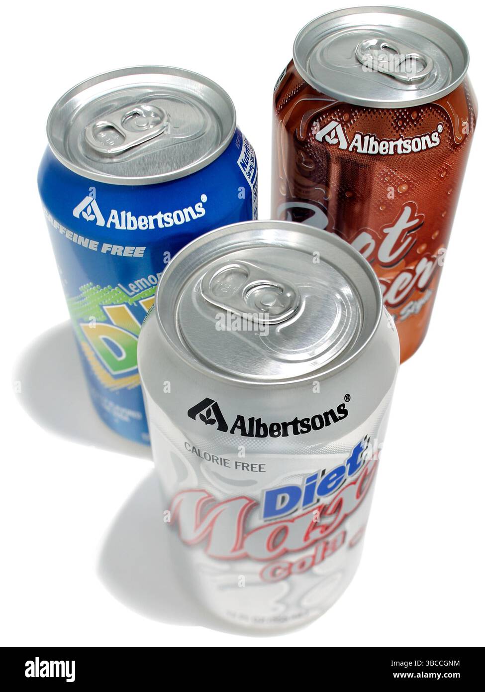 lattine di bibite albertsons fotografate su sfondo bianco Foto Stock
