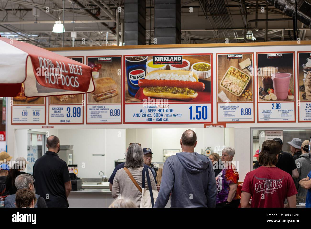 I clienti attendono di ritirare i loro ordini presso il Costco Food Court di Wilsonville, Oregon, durante l'ora più trafficata della giornata. Foto Stock