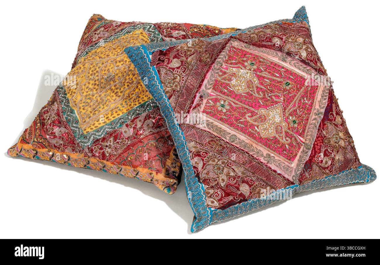 cuscini con perline fotografati su sfondo bianco Foto Stock