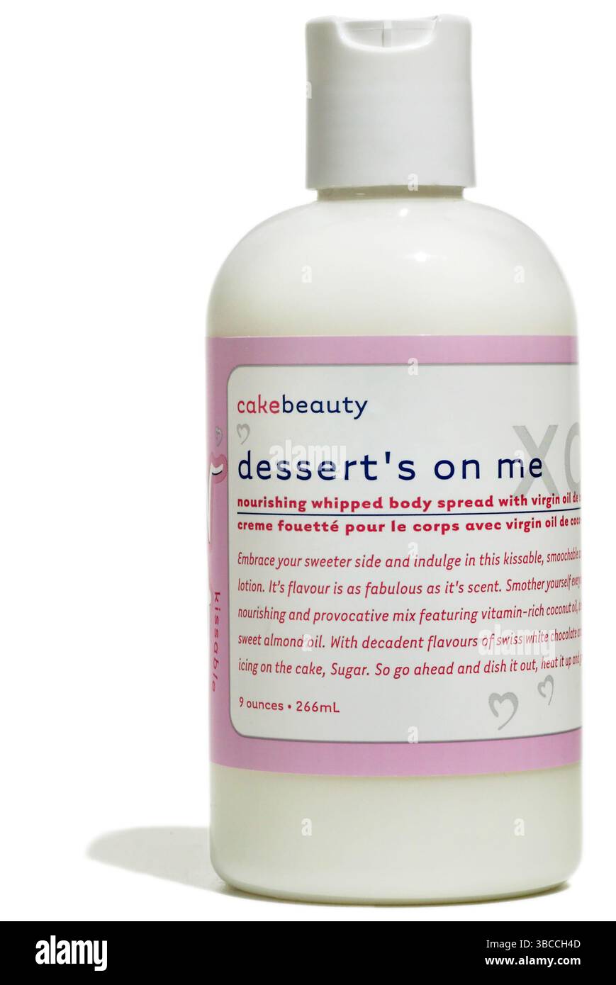 crema per dolci fotografata su sfondo bianco Foto Stock