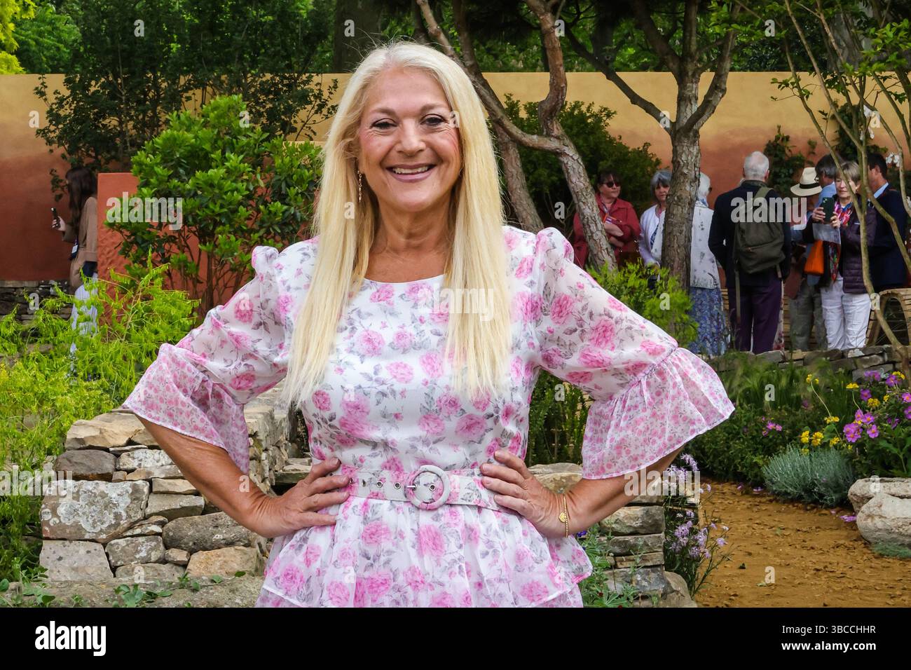 Londra, Regno Unito. 19 maggio 2025. Vanessa Feltz posa all'Hospice UK Showgarden. Il RHS Chelsea Flower Show press day vede fioristi, designer, celebrità e invitati esplorare e socializzare nei numerosi giardini e mostre floreali del famoso spettacolo di orticoltura. Un visitatore posa con le bellissime rose di Peter Beales. Il RHS Chelsea Flower Show press day vede fioristi, designer, celebrità e invitati esplorare e socializzare nei numerosi giardini e mostre floreali del famoso spettacolo di orticoltura. Crediti: Imageplotter/Alamy Live News Foto Stock