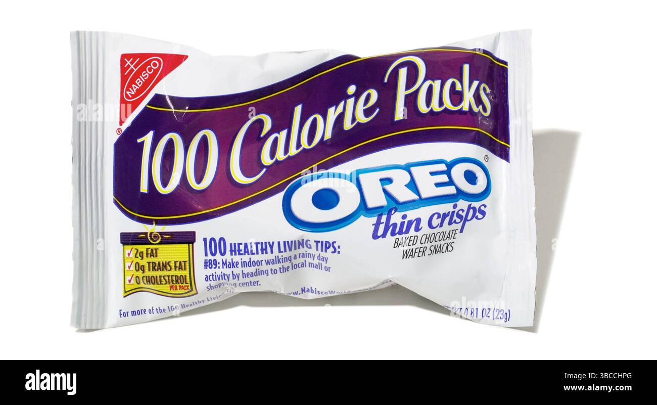 100 snack con biscotti calorie oreo fotografati su sfondo bianco Foto Stock