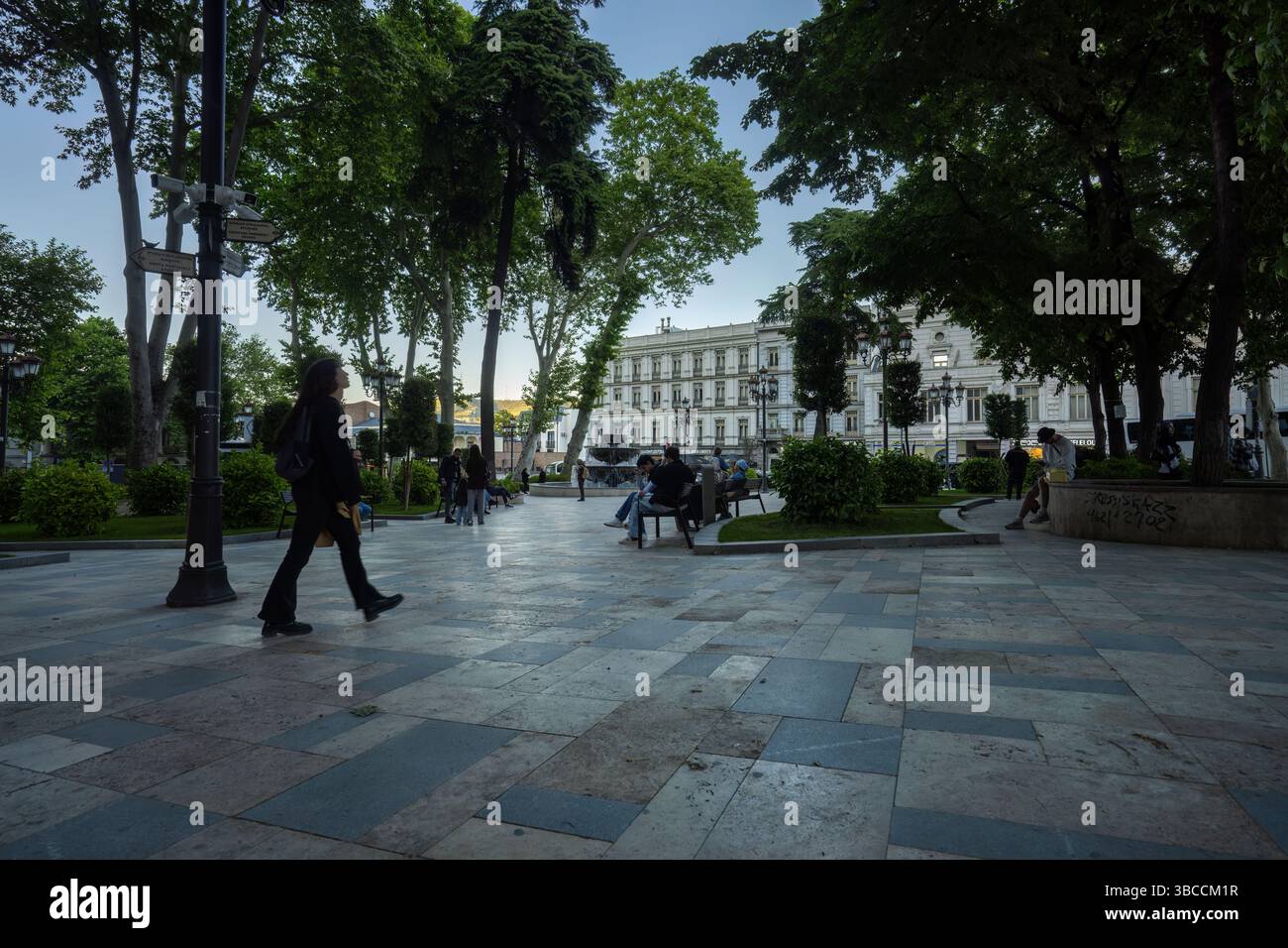 Tbilisi, Georgia. 16 maggio 2025. Vista di Pushkin Park in Freedom Square al tramonto Foto Stock
