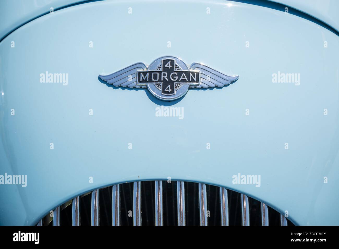 Primo piano di un classico logo Morgan sul cofano. 2025 Foto Stock