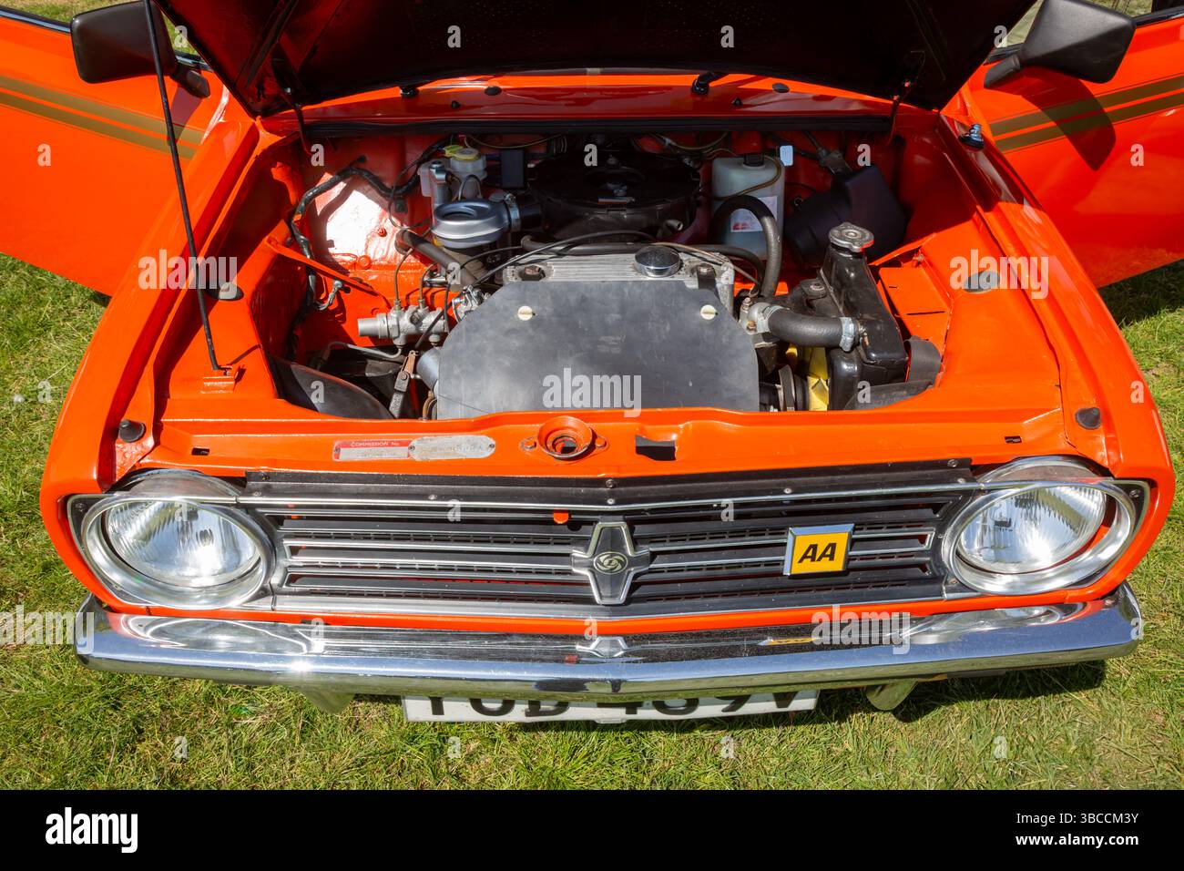 Austin Mini Classic con cofano aperto che mostra il motore Foto Stock