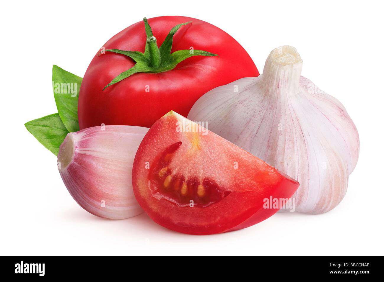 Aglio e pomodori con basilico su sfondo bianco isolato. Pomodoro intero, fette di pomodoro, aglio intero e testa d'aglio. Foto Stock