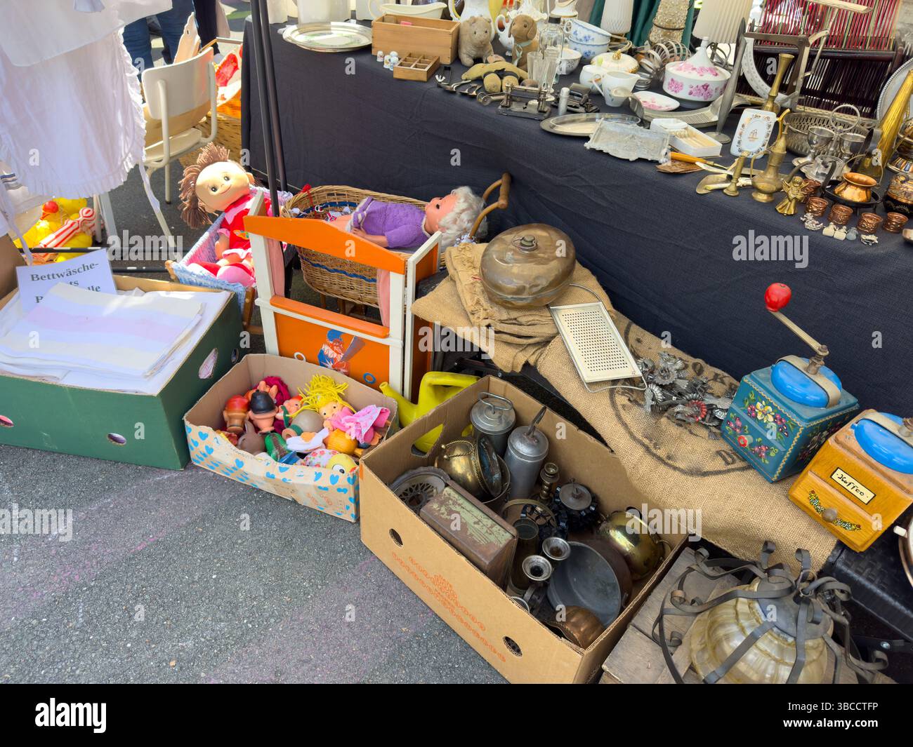 Vecchio mercato delle pulci in città con un sacco di spazzatura Foto Stock