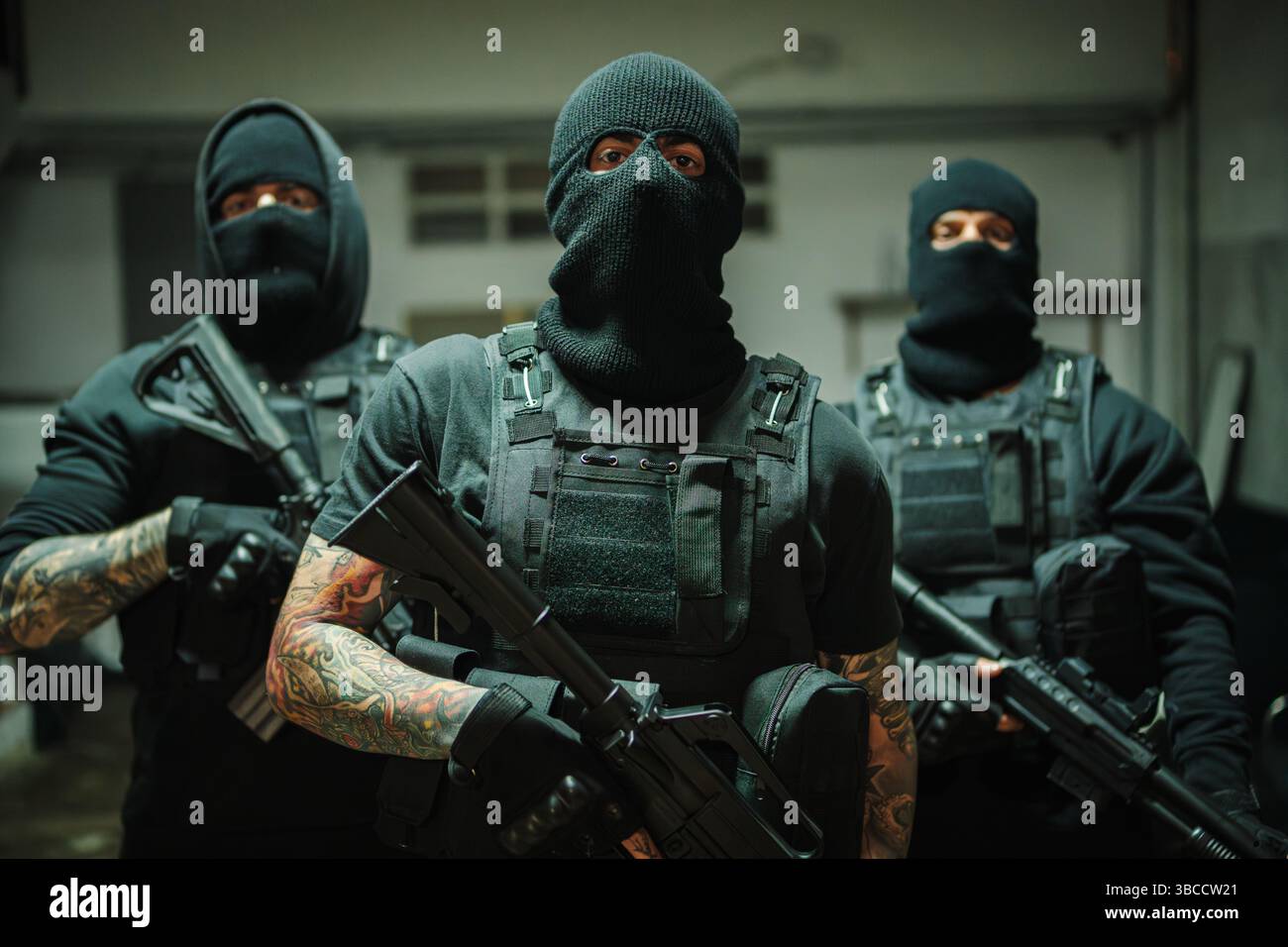 Rappresentazione dinamica di una squadra di agenti armati preparati all'azione, trasudando fiducia e forza mentre maneggiano le armi da fuoco in A. Foto Stock