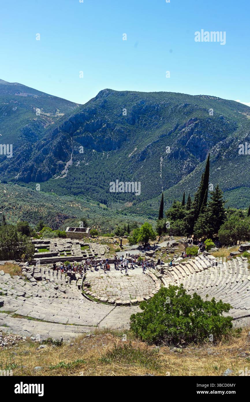 Antico teatro di Delfi, in Grecia, l'antico oracolo di Apollo, un sito archeologico senza tempo annidato nel monte Parnaso con viste panoramiche. Foto Stock