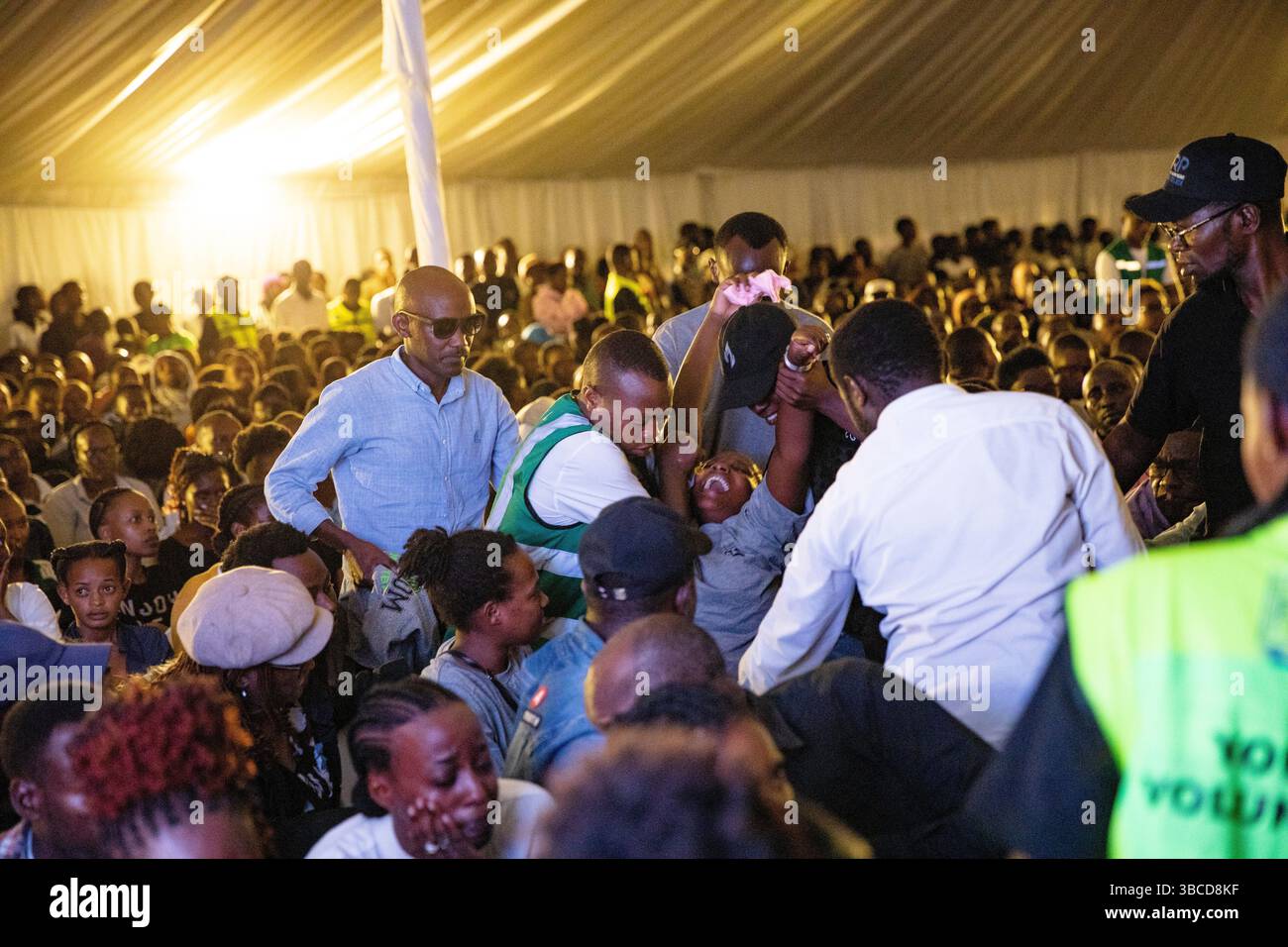 Un vecchio partecipa ad una serata di commemorazione per rendere omaggio a migliaia di Tutsi uccisi a Nyanza il 11,1994 aprile Foto Stock