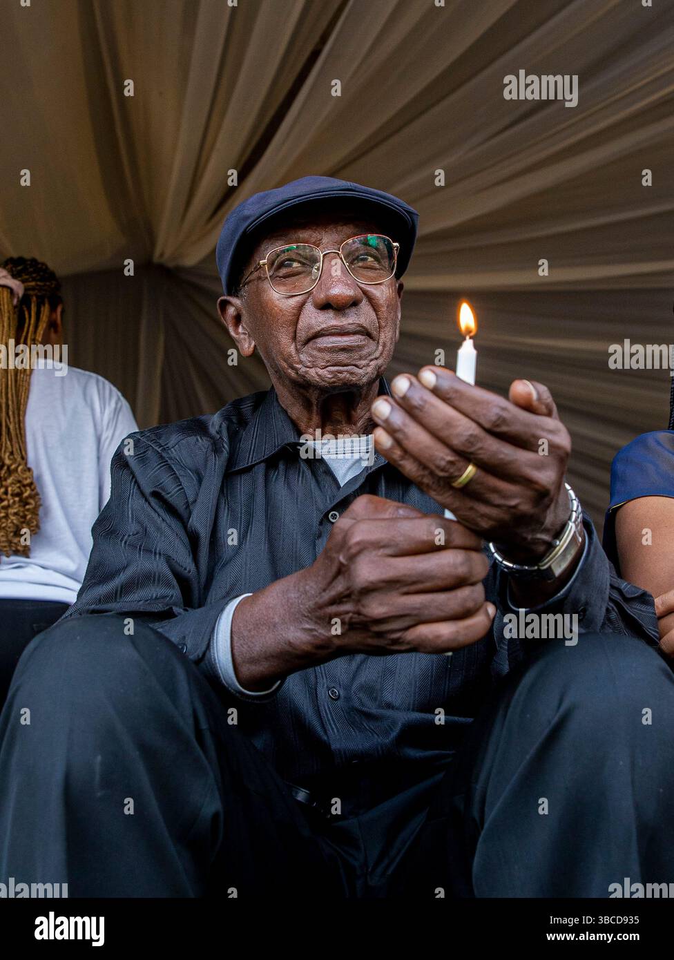 Un vecchio partecipa ad una serata di commemorazione per rendere omaggio a migliaia di Tutsi uccisi a Nyanza il 11,1994 aprile Foto Stock