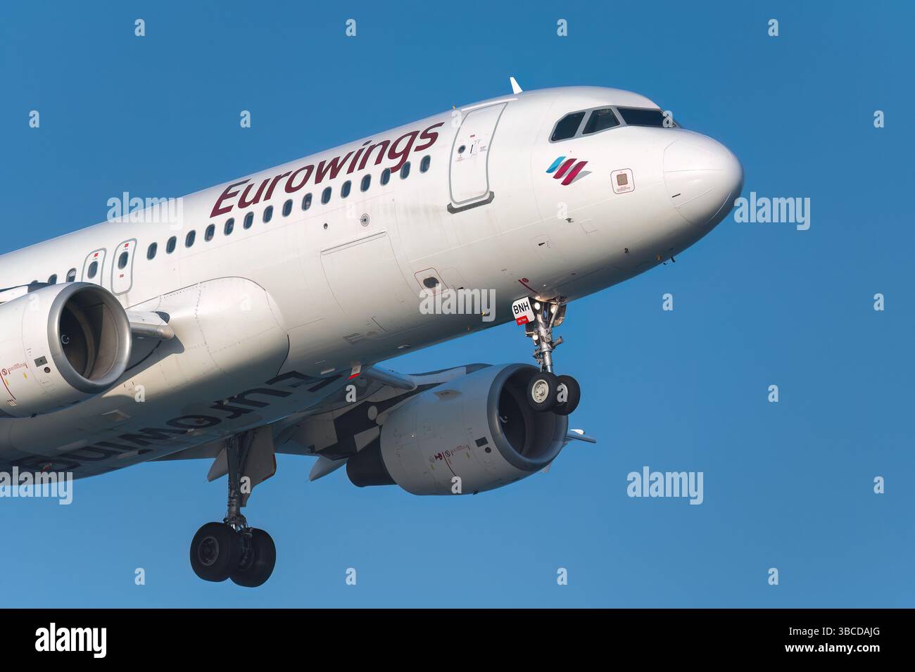 Larnaca, Cipro - 29 giugno 2024: Aereo passeggeri moderno in volo nel cielo blu, carrello di atterraggio esteso, in preparazione dell'atterraggio Foto Stock Larnaca, Cipro - 29 giugno 2024: Aereo passeggeri moderno in volo nel cielo blu, carrello di atterraggio esteso, in preparazione dell'atterraggio Foto Stock